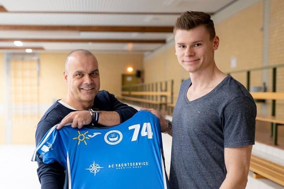 Die neue Nummer 74 der HSG Ostsee, Maximilian Mißling (re.), mit dem sportlichen Leiter Frank Barthel.