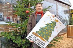Mit-Organisator Thomas Albertin zeigt eins von 20 individuell von Schulkindern gestalteten Plakaten, die auf den 15. Adventsmarkt hinweisen. (Foto: René Kleinschmidt)