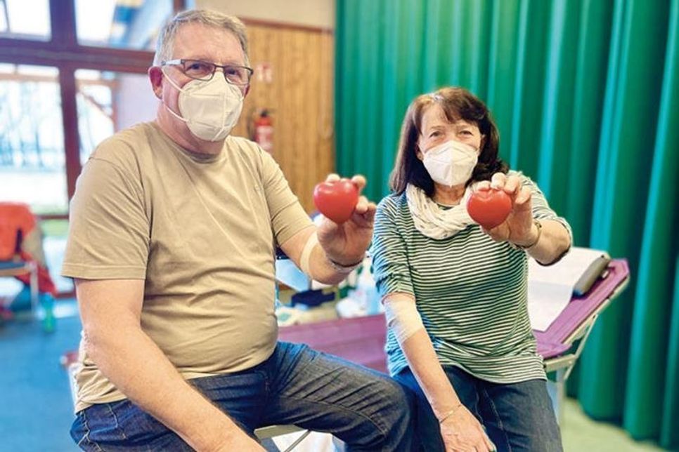 Gerd und Rita Mattsson bei ihrem 125. Blutspendejubiläum am 25. März 2021 in Tökendorf.