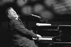 Donovan Aston präsentiert die größten Hits von Elton John live in der Trinkkurhalle in Timmendorfer Strand. (Foto: John Kirch)