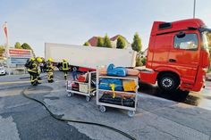 In der Hauptstraße hat eine Sattelzugmaschine seinen beladenenen Auflieger verloren und es sind zirka 200 Liter Diesel ausgelaufen.