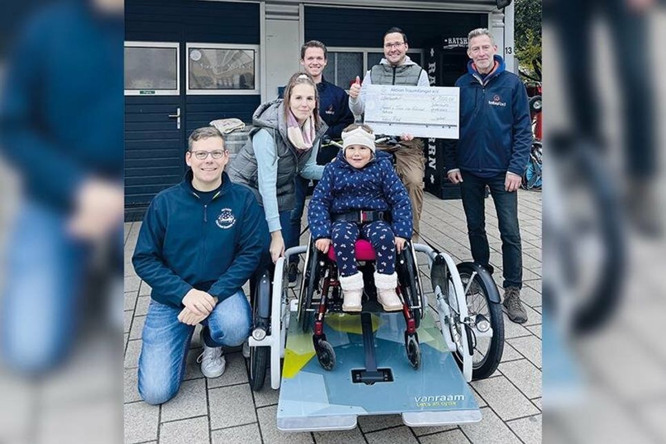 Übergabe des Rollstuhlfahrrads an Hannah und ihren Eltern.