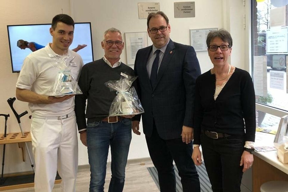 Max Bauche, Matthias Bauche, Bürgermeister Mirko Spieckermann und Andrea Bauche (v. lks.) beim 25-jährigen Firmenjubiläum am 1. März 2020.