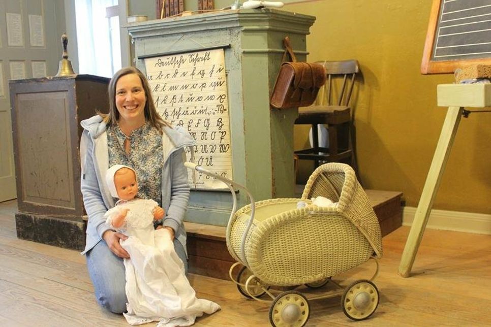 Süntje Schwarten freut sich ab 2. Juni im historischen Klassenzimmer des Dorf- und Schulmuseums in Schönwalde junge Eltern mit ihren Kindern für einen regelmäßigen Austausch begrüßen zu können. Das Eltern-Kind-Café öffnet immer mittwochs von 10 bis 11.30 Uhr.