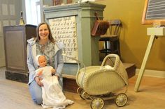 Süntje Schwarten freut sich ab 2. Juni im historischen Klassenzimmer des Dorf- und Schulmuseums in Schönwalde junge Eltern mit ihren Kindern für einen regelmäßigen Austausch begrüßen zu können. Das Eltern-Kind-Café öffnet immer mittwochs von 10 bis 11.30 Uhr.