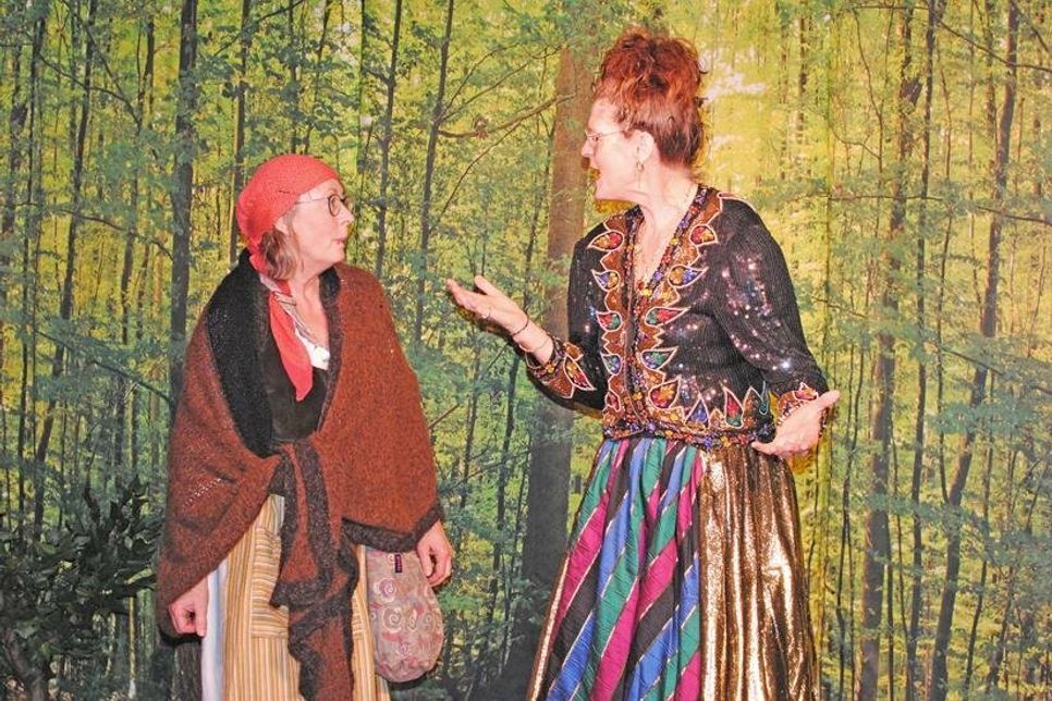Begegnung im Wald: Bäuerin Lisa (Susanne Ruhberg) hört geduldig zu, während die Bergkönigin (Jutta Hanke) ihr Herz ausschüttet