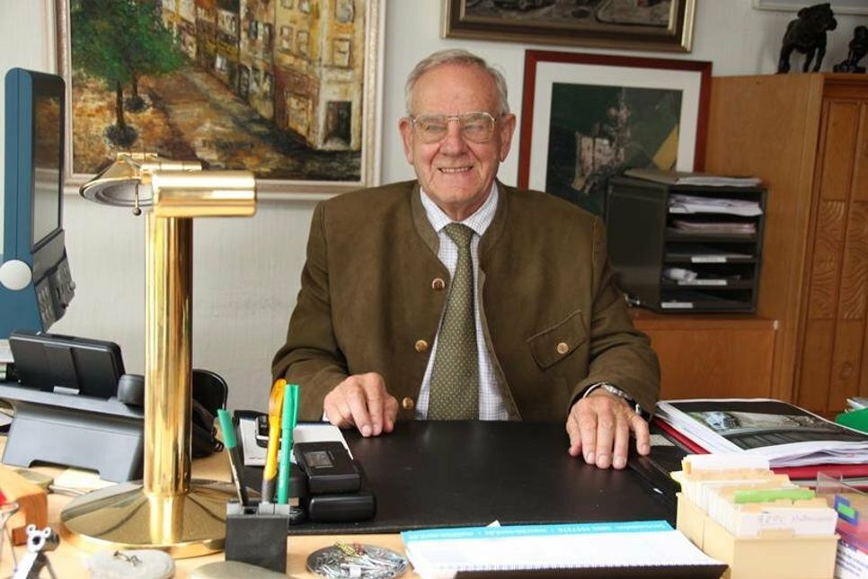 Gerhard Gollan (1926-2022) an seinem Schreibtisch. Das Foto entstand im Jahr 2011 anlässlich seines 85. Geburtstages.