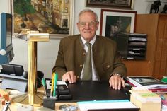 Gerhard Gollan (1926-2022) an seinem Schreibtisch. Das Foto entstand im Jahr 2011 anlässlich seines 85. Geburtstages.