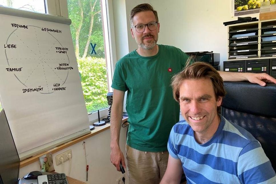 Ole Keding (lks.) und Nils Gehrke stecken langjährige Berufspraxis in der Unternehmensberatung und eigene Lebenserfahrungen in die Vorbereitung ihres neuen Projekts.