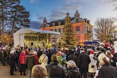 Auf dem mit Menschen gefüllten Timmendorfer Platz fand erstmals das „Offene Weihnachtssingen“ mit drei Chören und der Bevölkerung statt.
