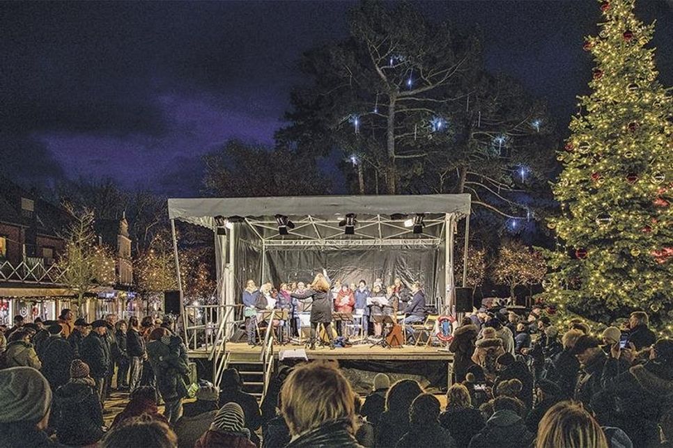 Festliche Stimmung herrschte am 2. Adventssonntag auf dem Timmendorfer Platz beim Benfizkonzert mit dem Shantychor Timmendorfer Strand, dem Chor LaTiDo und dem Travemünder Shantychor.