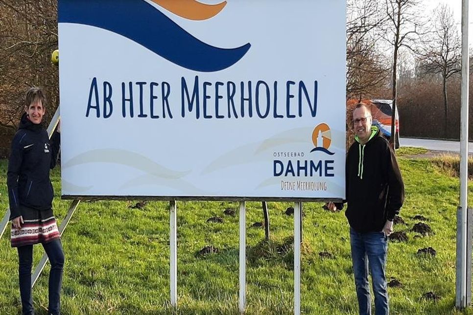 Tourismusleitung Ulrike Dallmann und Bürgermeister Harald Behrens freuen sich über die neuen Schilder, die rechtzeitig vor Weihnachten aufgestellt werden konnten.