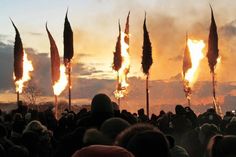 Die acht brennenden Riesenfackeln am Niendorfer Freistrand waren beliebtes Fotomotiv am Samstagabend, überall zucukten die Handys oder Kameras in die Höhe. Rund 2.000 Besucher waren begeistert. (Foto: René Kleinschmidt)
