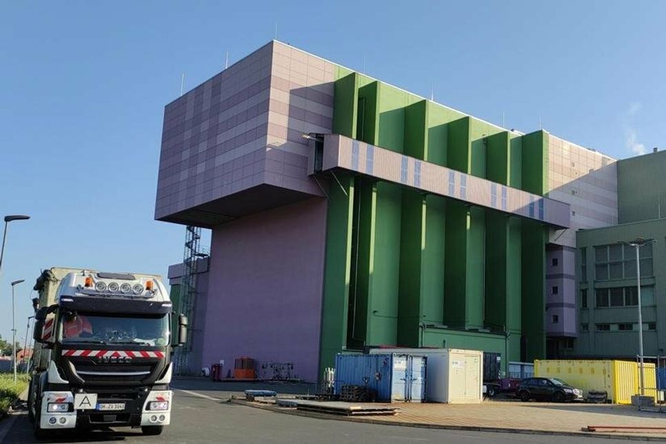 Das Containerfahrzeug des ZVO vor der Müllverbrennungsanlage in Bonn.