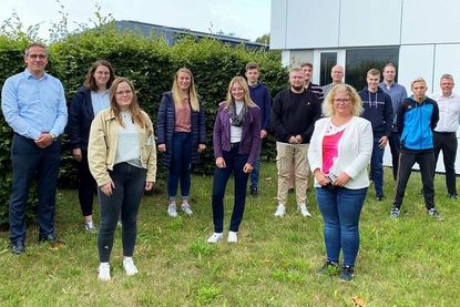 Geschäftsbereichsleiter Dr. jur. Uwe Jürgens, Elise Holst, Michaela Milon, Svea Pontow, Joann Elice Wegener, Timon Wätzig, Lukas Beise, Jonathan Dörner, Geschäftsführer der ZVO Energie GmbH Rüdiger Lange-Jost, Ausbildungsleitung Christina Mrozek, Johannes Schneider, Regionalbereichsleiter Nord Matthias Timm, Maurice Dustin Skirbst, Verbandsvorsteher Frank Spreckels (v. lks.).