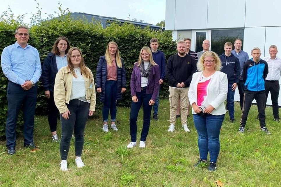 Geschäftsbereichsleiter Dr. jur. Uwe Jürgens, Elise Holst, Michaela Milon, Svea Pontow, Joann Elice Wegener, Timon Wätzig, Lukas Beise, Jonathan Dörner, Geschäftsführer der ZVO Energie GmbH Rüdiger Lange-Jost, Ausbildungsleitung Christina Mrozek, Johannes Schneider, Regionalbereichsleiter Nord Matthias Timm, Maurice Dustin Skirbst, Verbandsvorsteher Frank Spreckels (v. lks.).