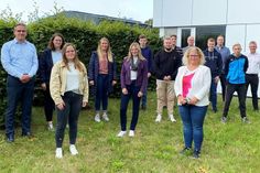 Geschäftsbereichsleiter Dr. jur. Uwe Jürgens, Elise Holst, Michaela Milon, Svea Pontow, Joann Elice Wegener, Timon Wätzig, Lukas Beise, Jonathan Dörner, Geschäftsführer der ZVO Energie GmbH Rüdiger Lange-Jost, Ausbildungsleitung Christina Mrozek, Johannes Schneider, Regionalbereichsleiter Nord Matthias Timm, Maurice Dustin Skirbst, Verbandsvorsteher Frank Spreckels (v. lks.).