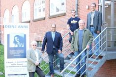 Jörg Schumacher von der Sparkassen Stiftung Ostholstein, Bürgermeister Mirko Spieckermann, Jugendcoach Danny Seidel, Kreisfachberater für Kulturelle Bildung Mano Salokat und Museumsleiter Dr. Frank Wilschewski (v. lks.) freuen sich auf den Ausstellungsstart.
