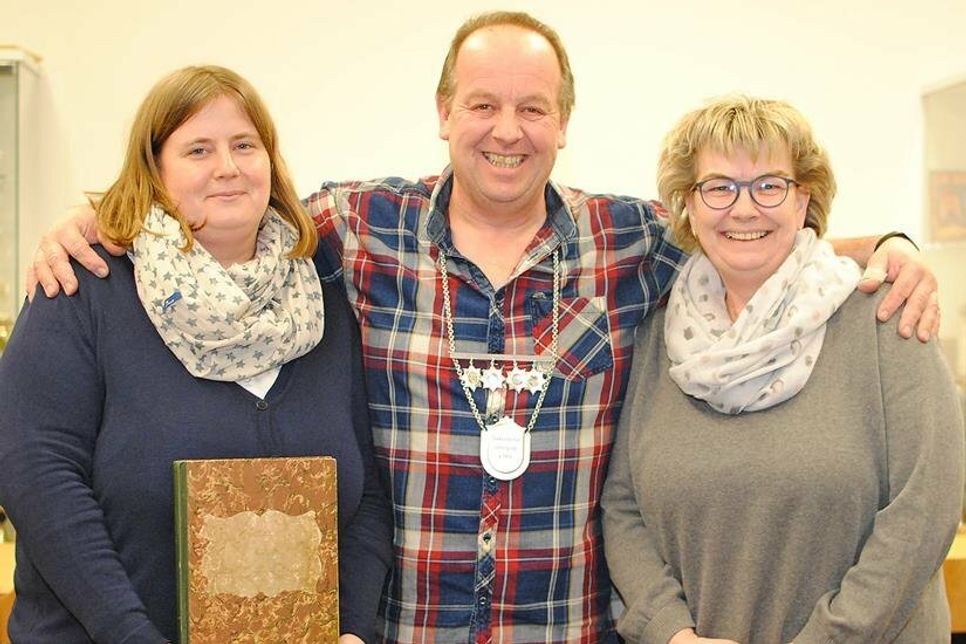 (v.l.): Julia Sturm, Michael Paustian, Claudia Rabe bilden den Vorstand der Totengilde Stakendorf von 1864