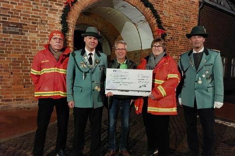 Jochen Block, Nils Hilbert, Dr. Ralf Stolley, Regina Block und Claus zum Felde (v. lks.) trafen sich zur Scheckübergabe am Kremper Tor.