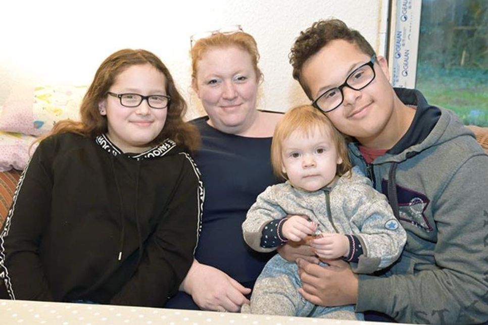 (V. l.) „Geschwisterheldin“ Lovis (10), hier mit ihrer Mutter Sabine Unger (42), Klein-Paula (1½) und ihrem großen Bruder Jillis (14), freut sich auf ein erlebnisreiches „Geschwisterwochenende“ in Bosau zum Frühlingsanfang.