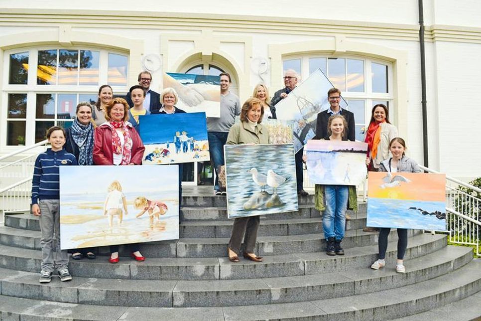 Rückblick: Die glücklichen Gewinner des ersten Kunstwettbewerbes 2015 (mit ihren Gemälden). (Foto: René Kleinschmidt)