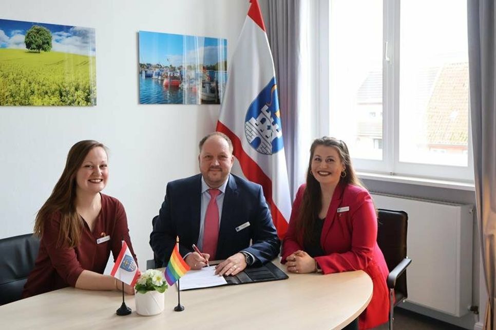 Lisa-Marie Haafke vom Migrationsmanagement (lks.), Landrat Timo Gaarz und Gleichstellungsbeauftragte Anna-Theresa Boos. (Foto: Kreis Ostholstein)