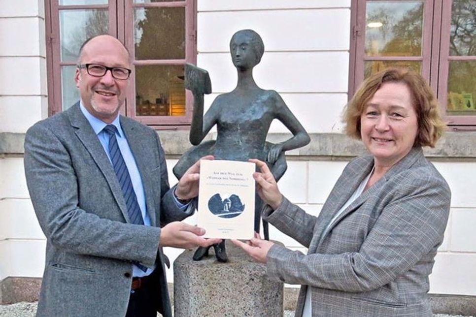 Dr. Anke Scharrenberg und Prof. Dr. Oliver Auge, die Herausgeber des neuen Buches über Eutin und die Frage „Weimar des Nordens?“