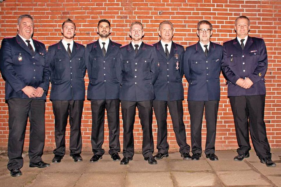 Die Geehrten und Beförderten mit Wehrführer Frank Miersen (links) und Gemeindewehrführer Stephan Muuss (rechts): Tim Ahrens, Finn Wenske, Torben Ehlig, Burkhard Wegener und Harm-Halfdan Weihe.