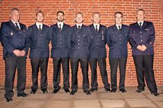 Die Geehrten und Beförderten mit Wehrführer Frank Miersen (links) und Gemeindewehrführer Stephan Muuss (rechts): Tim Ahrens, Finn Wenske, Torben Ehlig, Burkhard Wegener und Harm-Halfdan Weihe.
