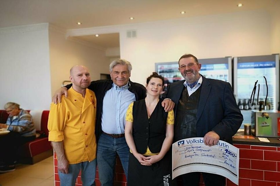 Spendenübergabe mit Klaus Krutein, Schorsch Müller, Anja Krutein und Volker Weidemann (v. lks.).