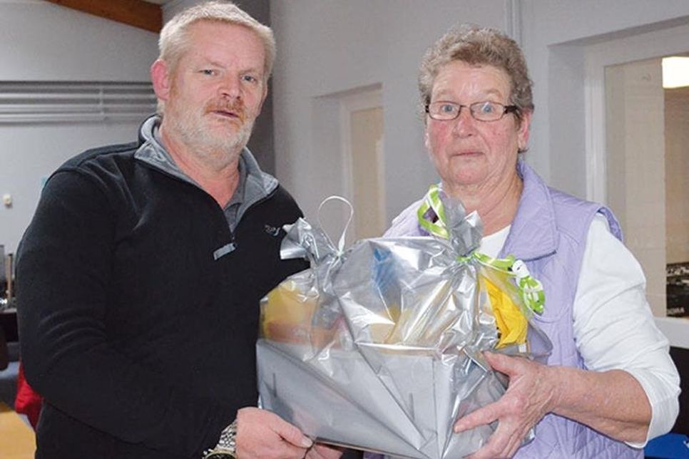Rechnungsführer Jens Schaller wurde für seine engagierte Tätigkeit als Rechnungsführer von Karin Albrecht mit einem Präsentkorb bedacht.