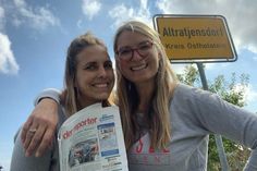 Die reporter Redakteurinnen Kristina Kolbe und Gesche Muchow (v. lks.) haben in Altratjensdorf reporter verteilt.