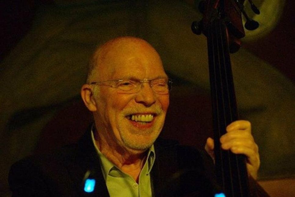 Moderator Siegfried „Sigi“ Busch ist seit mehr als 50 Jahren ein international bekannter Jazzmusiker (Kontrabass) und Hochschullehrer (UdK Berlin ) und seit Kurzem Mitglied im Rotary Club Neustadt-Ostsee.
