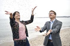 „Alle Farben“ gab es auch beim Konfettiregen zum Fototermin am Strand: Silke Szymoniak und Joachim Nitz freuen sich auf das Konzert des DJs am 17. Mai auf dem Niendorfer Freistrand. (Foto: René Kleinschmidt)