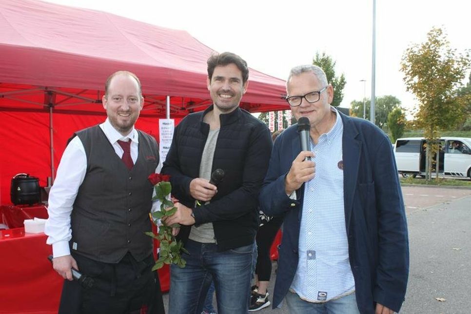 Rote Rosen für den Chef. Das Trio hatte zusammen mit den Kunden sichtlich Spaß beim gemeinsamen Moderieren.