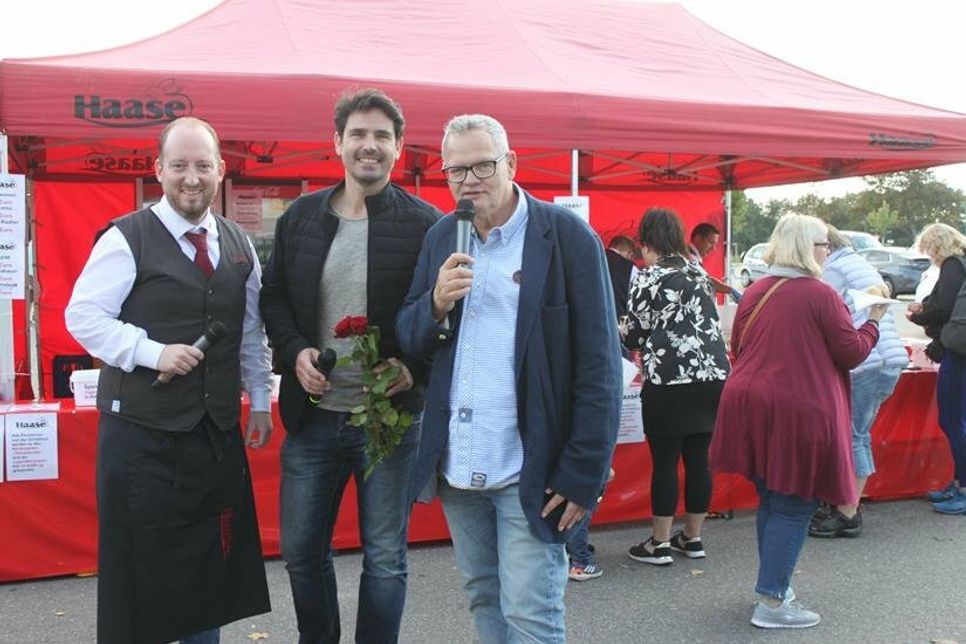 Rewe-Marktleiter Benjamin Haase, Ex-Bachelor Jan Kralitschka und TV-Sportmoderator Ulli Potofski (v. lks.) luden zur Grillaktion für den guten Zweck.