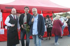 Rewe-Marktleiter Benjamin Haase, Ex-Bachelor Jan Kralitschka und TV-Sportmoderator Ulli Potofski (v. lks.) luden zur Grillaktion für den guten Zweck.