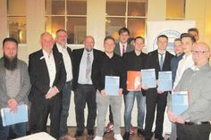 Die erfolgreichen Junggesellen mit Obermeister Claus-Henrick Estorff (2. v. rechts, hinten) und dem Prüfungsausschussvorsitzenden Andreas Schmalz (4. v. links) sowie Sponsoren