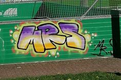 „MRS“ auf einer Sportplatzumrandung. (Fotos: Polizei)