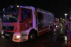 Die Feuerwehrfahrzeuge erstrahlen im Lichterglanz.