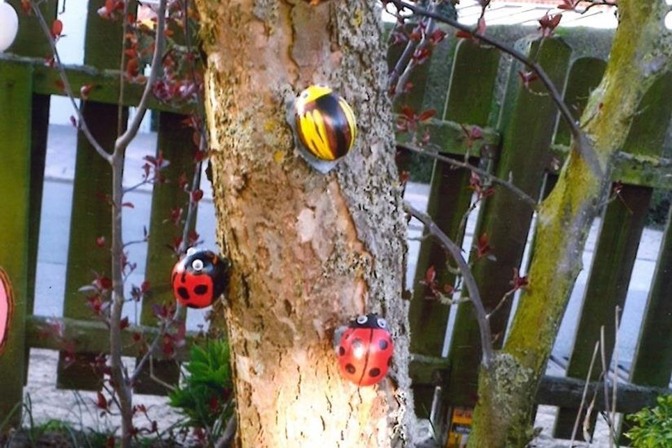 Süß: Die kleinen Mai- und Marienkäferchen erklimmen den Osterbaum.