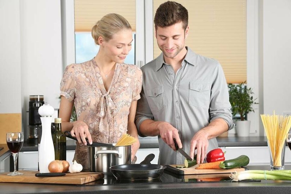 Längst gehört die klassische Rollenverteilung der Vergangenheit an. Ein Tipp für Zeit-Genießer: gemeinsames Kochen.