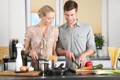 Längst gehört die klassische Rollenverteilung der Vergangenheit an. Ein Tipp für Zeit-Genießer: gemeinsames Kochen.