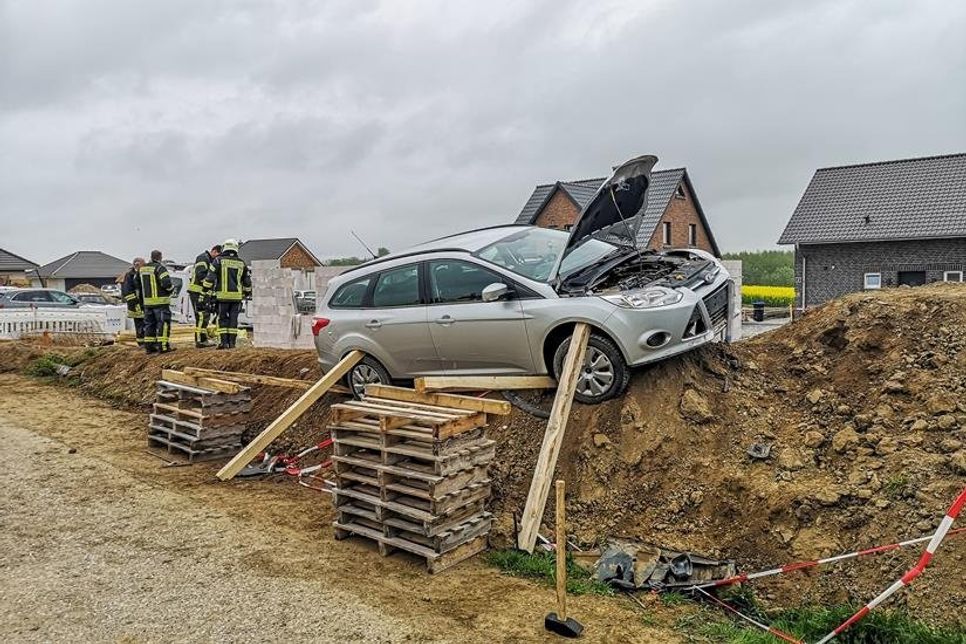 Kein alltäglicher Einsatz für die Feuerwehr:  Das Fahrzeug hing in gefährlicher Schieflage auf dem Erdwall. (Foto: Arne Jappe, Fotojournalist / Digitalfotografie Nyfeler)