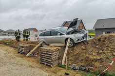 Kein alltäglicher Einsatz für die Feuerwehr:  Das Fahrzeug hing in gefährlicher Schieflage auf dem Erdwall. (Foto: Arne Jappe, Fotojournalist / Digitalfotografie Nyfeler)