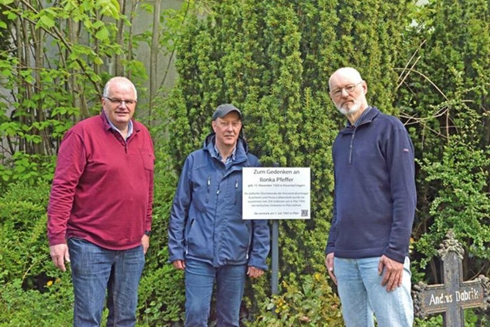 Historiker Karsten Dölger, Friedhofsverwalter Ulrich Moeller und Pastor Roland Scheel (v. r.) haben sich für eine Gedenktafel für die in Plön verstorbene Jüdin Ilonka Pfeffer eingesetzt.
