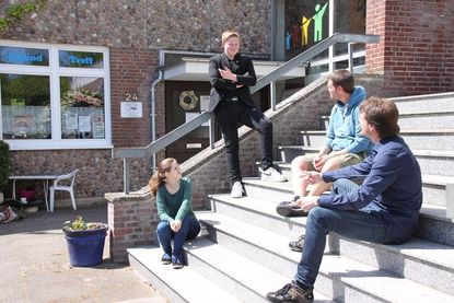 Im Gespräch bleiben und nachfragen, wie es den Kindern und Jugendlichen wirklich geht, sei in diesen Zeiten besonders wichtig, sind sich Jugendcoach Danny Seidel (2. v. re.) und Kinder- und Jugendberater Andreas Adler (re.) einig.
