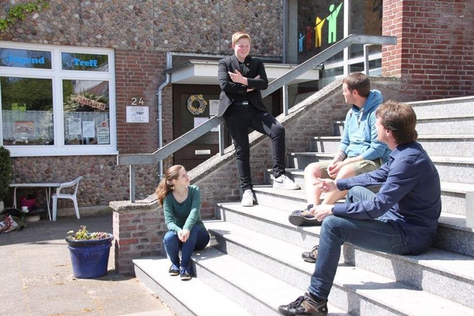 Im Gespräch bleiben und nachfragen, wie es den Kindern und Jugendlichen wirklich geht, sei in diesen Zeiten besonders wichtig, sind sich Jugendcoach Danny Seidel (2. v. re.) und Kinder- und Jugendberater Andreas Adler (re.) einig.
