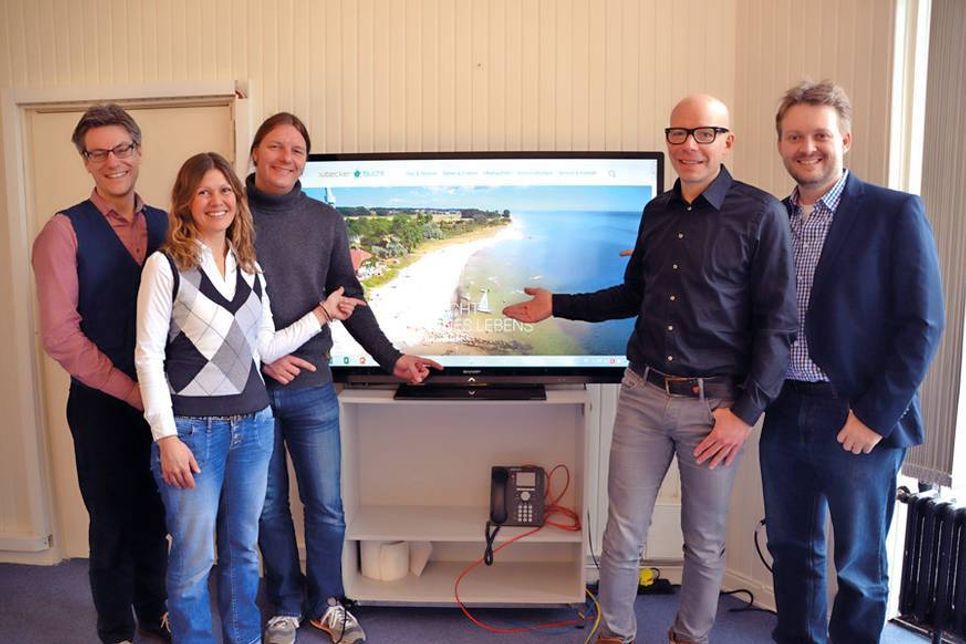 André Rosinski,Vorstand der TALB (von links), Doris Wilmer-Huperz (PR &amp; Kommunikation TALB) und Paul Stellmacher (Leiter Onlinemarketing TALB) präsentieren mit Dennis Berger, Geschäftsführer Voxelair, und Christoph Rakel, Geschäftsführer SECRA, die neue Webseite der TALB. (Foto: René Kleinschmidt)